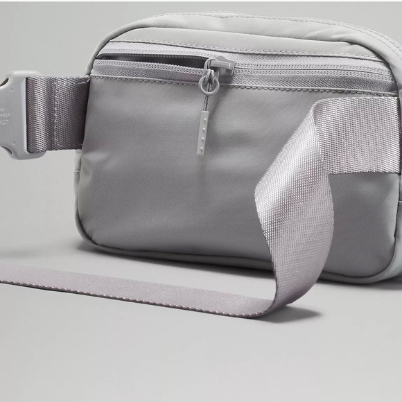 Lululemon everywhere belt bag. Silver drop. - Picture 4 of 5